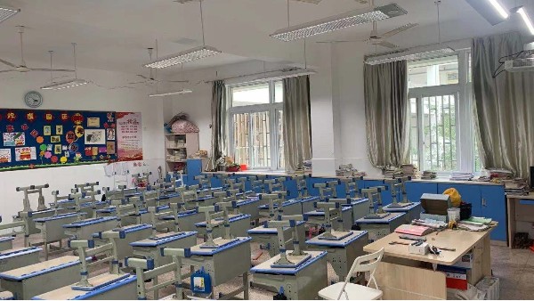 近视与照明环境有关｜什么样的教室光源能有效防控近视？